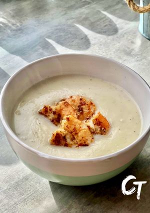 Une photo de Velouté de chou-fleur au lait de coco et gambas grillées au citron vert 🦐 🍋