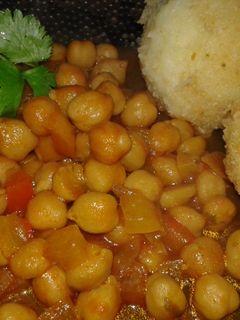 Una foto de Curry de garbanzos con croquetas de arroz: rico, nutritivo, vegano y sin gluten! 🆓