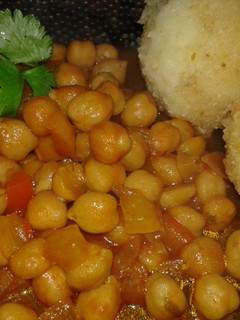 Una foto de Curry de garbanzos con croquetas de arroz: rico, nutritivo, vegano y sin gluten! 🆓