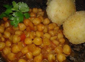 Una foto de Curry de garbanzos con croquetas de arroz: rico, nutritivo, vegano y sin gluten! 🆓