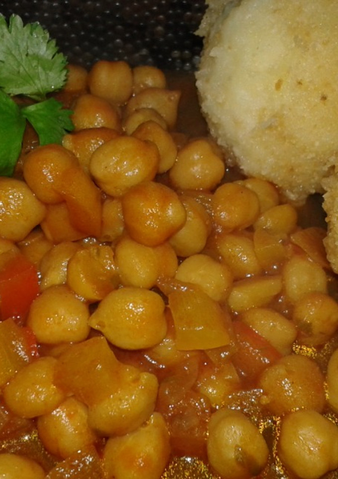 Una foto de Curry de garbanzos con croquetas de arroz: rico, nutritivo, vegano y sin gluten! 🆓