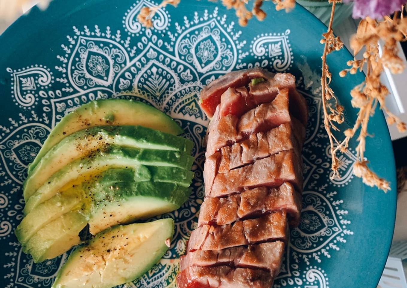 Tataki de atún con aguacate