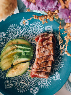 Una foto de Tataki de atún con aguacate