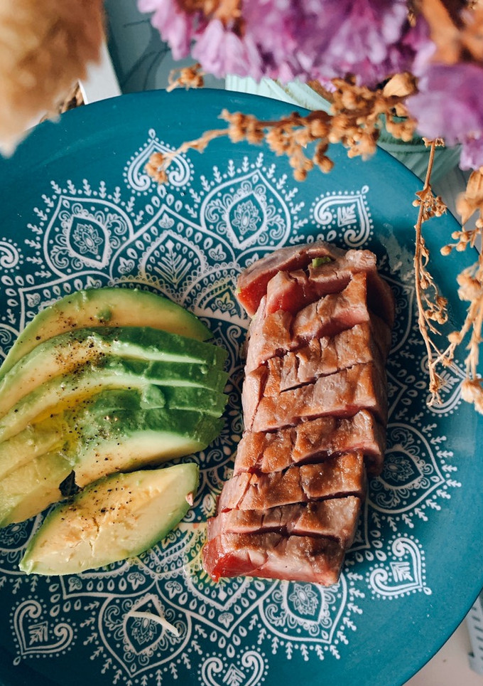 Una foto de Tataki de atún con aguacate