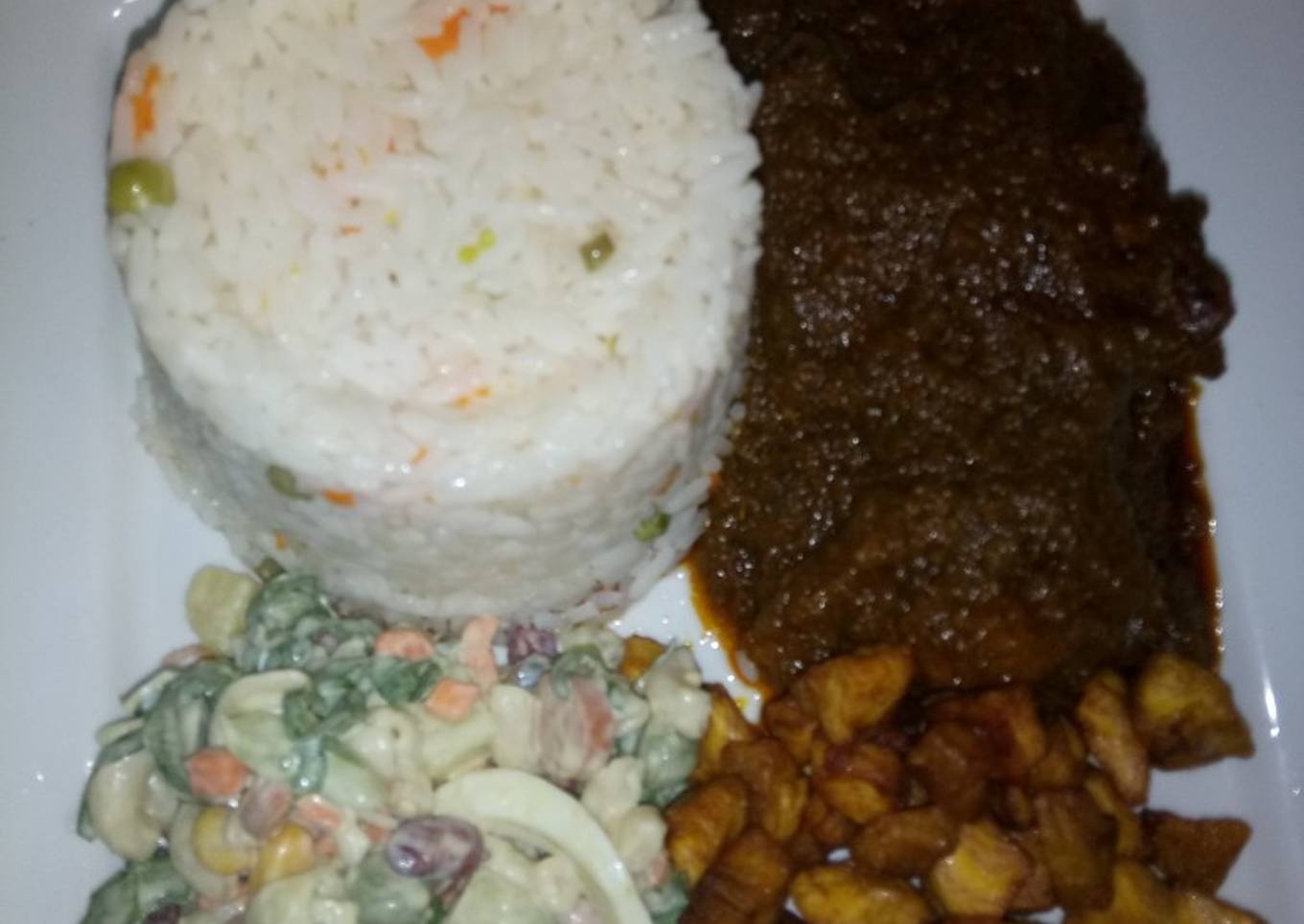 Green pepper sauce with white rice and plantain + salad