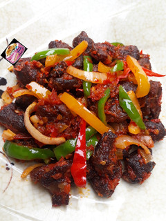 A picture of Asun (spicy roasted goat meat).
