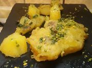 Una foto di sovracosce di pollo con le patate