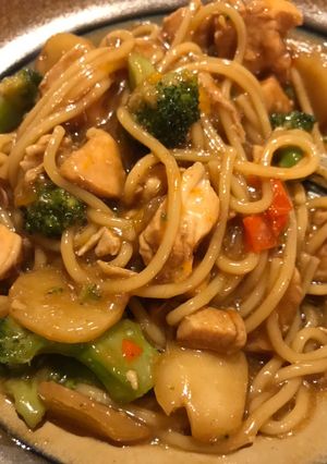 A picture of Instant Pot chicken lo mein.