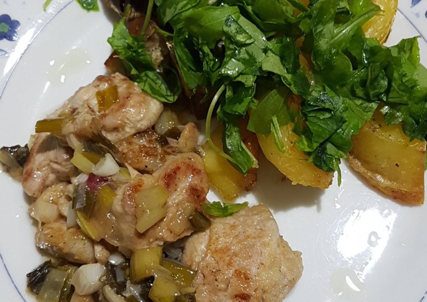 Mollejas al limón y verdeo con papas, batatas y rúcula