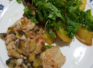 Una foto de Mollejas al limón y verdeo con papas, batatas y rúcula