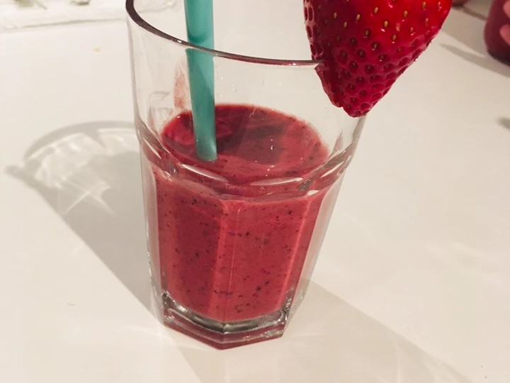 Easy Way Make Very berry smoothie! the Can Spoil the Tongue So Delicious