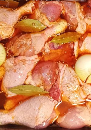 Pàcos csirkecombok, párolt lilakáposzta, törtburgonya recept fotója