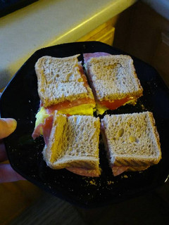 Una foto de Sandwich huevo pavo-queso