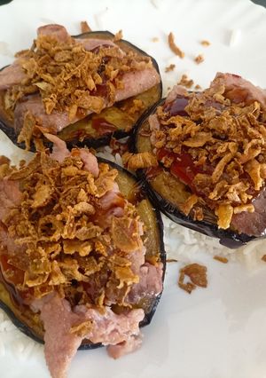 Una foto de Atún sobre berenjena y arroz