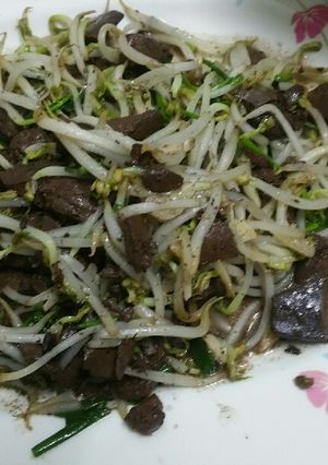 Hình của món Giá xào tiết gà.