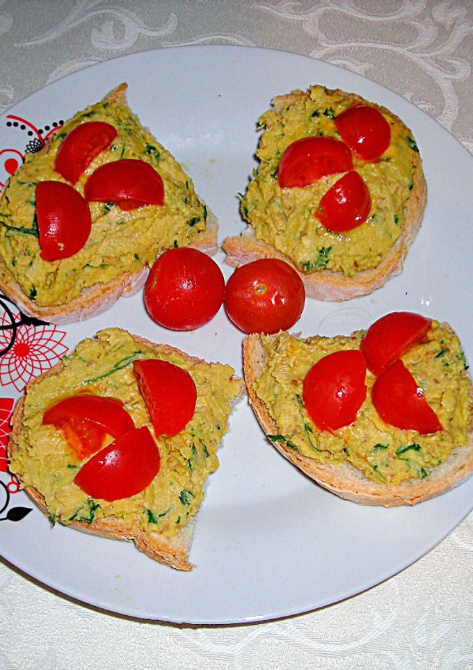 Una foto de Tapas con paté de garbanzos al curry sobre pan rústico