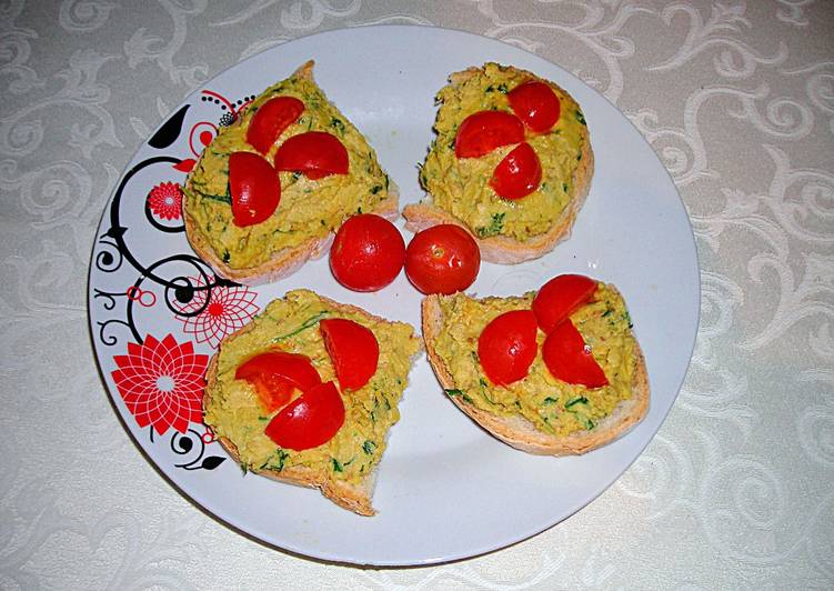 Tapas con paté de garbanzos al curry sobre pan rústico