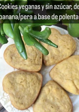 Una foto de Cookies veganas de polenta, pera y banana