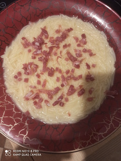 Una foto de Sopa de fideos con taquitos de jamón