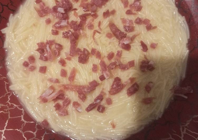 Sopa de fideos con taquitos de jamón