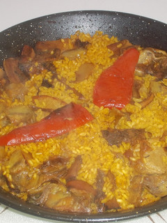 Una foto de Paella de magro, alcachofas y esclatasangs