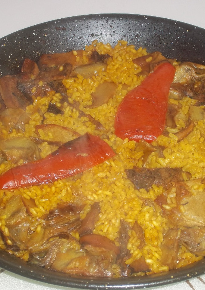 Una foto de Paella de magro, alcachofas y esclatasangs