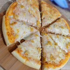 A picture of Chicken Chees'e Pizza🍕🍕.