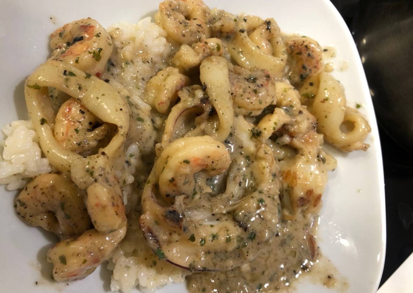 Sepia con gambas y calamares en salsa de ajo, perejil y coco…con base de arroz blanco