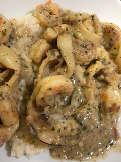 Una foto de Sepia con gambas y calamares en salsa de ajo, perejil y coco…con base de arroz blanco