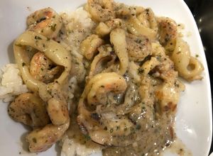 Foto principal de Sepia con gambas y calamares en salsa de ajo, perejil y coco…con base de arroz blanco