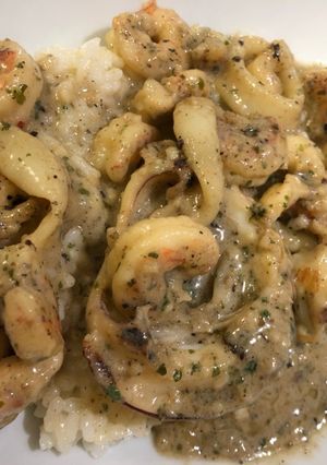 Una foto de Sepia con gambas y calamares en salsa de ajo, perejil y coco…con base de arroz blanco