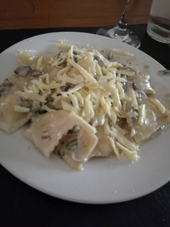 Una foto de Ravioles con Salsa de Champiñones y Queso Azul