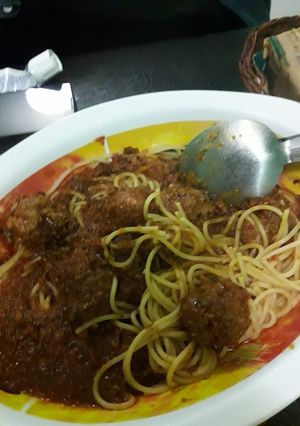 Una foto de Tallarines, salsa roja con albondiguitas