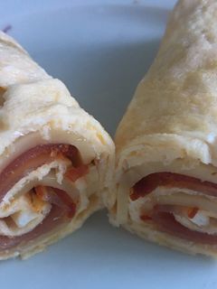 Una foto de Rollo de tortilla rellena keto