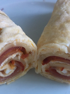 Una foto de Rollo de tortilla rellena keto
