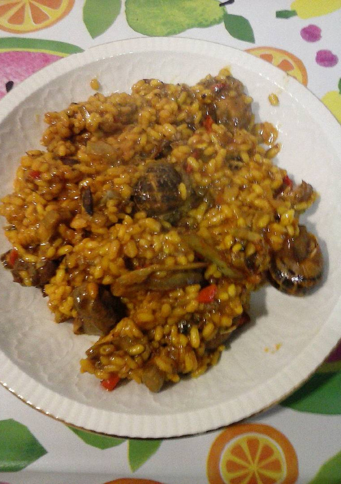 Una foto de Arroz, conejo y caracoles