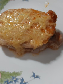 Una foto de Lomo de cerdo adobado en casa, con relleno de espinacas y queso
