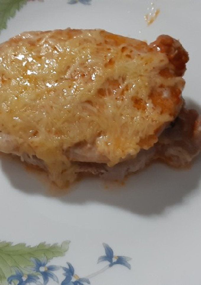 Una foto de Lomo de cerdo adobado en casa, con relleno de espinacas y queso
