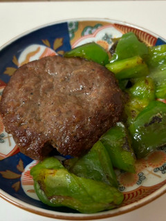 牛肉漢堡排佐青椒 的食譜成品照片