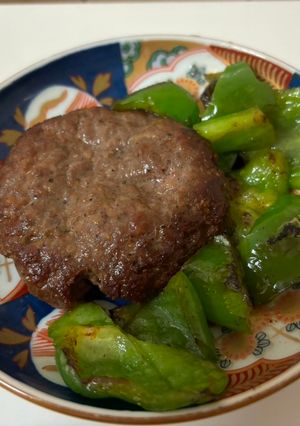 牛肉漢堡排佐青椒 的食譜成品照片