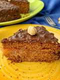 Torta ai tre cioccolati con farcitura alla mela cotogna e glassa fondente alle nocciole
