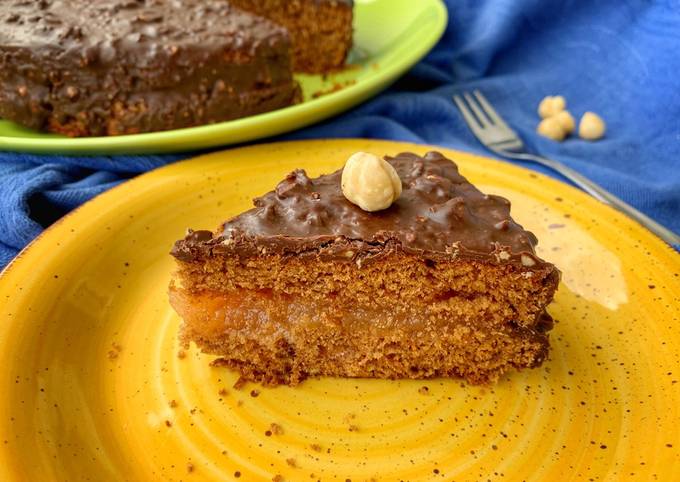 Torta ai tre cioccolati con farcitura alla mela cotogna e glassa fondente alle nocciole