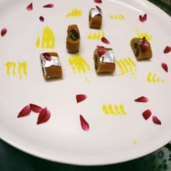 A picture of Besan-gulkand burfi.