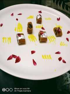 A picture of Besan-gulkand burfi.