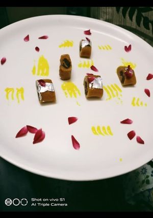 A picture of Besan-gulkand burfi.