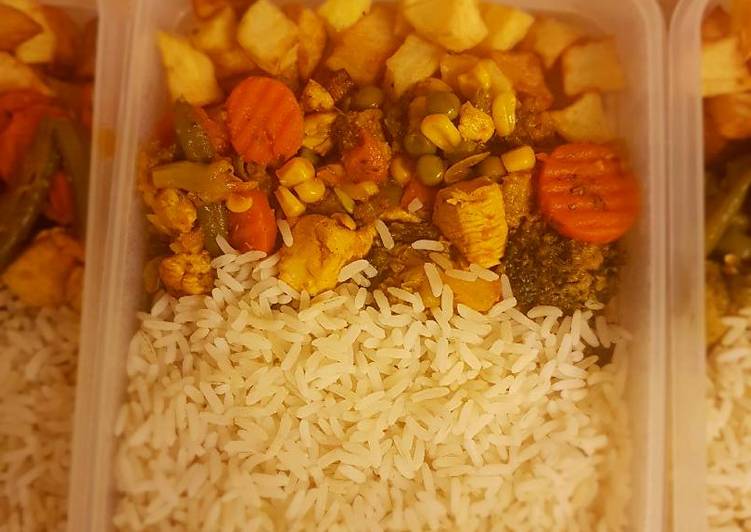 رز ع البخار مع صدر دجاج وخضره وبطاطا مقليه