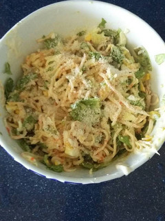 Una foto de Ensalada de surimi (Krissia) con lechuga, huevo cocido y aceitunas
