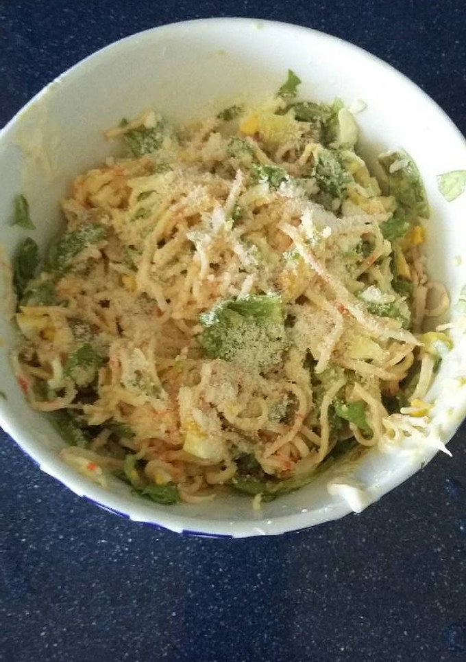 Una foto de Ensalada de surimi (Krissia) con lechuga, huevo cocido y aceitunas
