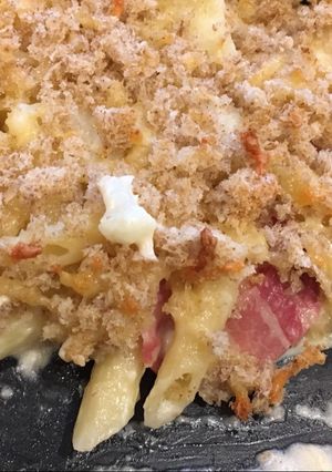 A picture of Cheesy cauliflower, bacon and pasta bake.