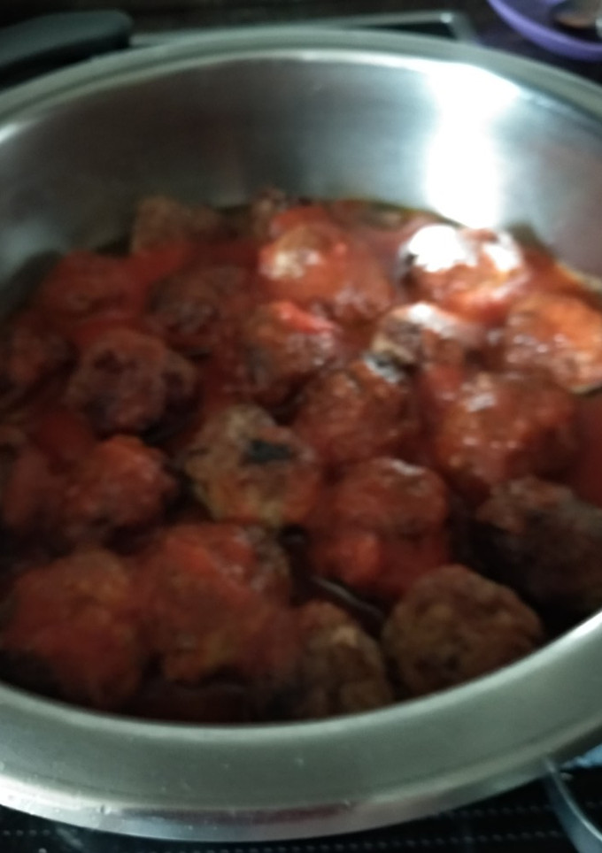 Una foto de Albóndigas con tomate